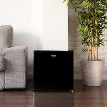 Carregar imagem no visualizador da galeria, Cecotec Nevera Pequeña Frigorífico Mini Minibar 46L GrandCooler 20000 SilentCompress Black E. Altura 48,7cm, 48 cm de Ancho, Bajo Consumo, Puerta Reversible, Funcionamiento Cíclico, Negro