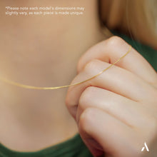 Carregar imagem no visualizador da galeria, Amberta Allure Cadena para Mujer en Oro Amarillo de 9 Quilates: Cadena Barbada 0.8 mm - 36 cm