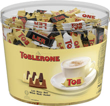 Carregar imagem no visualizador da galeria, Toblerone - Variedade Toblerone de Mini Mistura de Chocolate Suíço de Sabores: Chocolate ao Leite, Chocolate Branco e Chocolate Amargo com Nougat de Mel e Amêndoas, Embalagem 904g