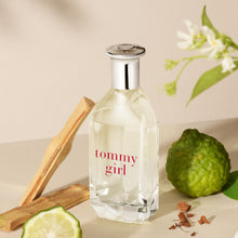 Carregar imagem no visualizador da galeria, Tommy Hilfiger – Tommy Girl Eau de Toilette – 100 ml – Perfume de Mujer – Fragancia Floral Frutal – Fragancia Floral Muy Fresca con Notas Frutales – Botella de Vidrio Transparente