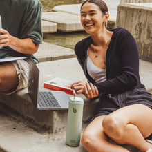 Carregar imagem no visualizador da galeria, BOTTLE BOTTLE Botella de agua aislada de 24 onzas con tapa de popote y asa, para deportes, viajes, gimnasio, botellas de agua de acero inoxidable, termo de metal al vacío de doble pared, a prueba de