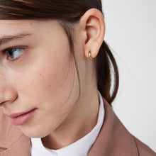 Carregar imagem no visualizador da galeria, TOUS Pendientes de Aro con Baño de Oro 18Kt sobre Plata para Mujer con Motivo de Oso y Cierre Criolla, Elegante y Versátil, Colección Basics