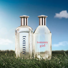 Carregar imagem no visualizador da galeria, Tommy Hilfiger – Tommy Girl Eau de Toilette – 100 ml – Perfume de Mujer – Fragancia Floral Frutal – Fragancia Floral Muy Fresca con Notas Frutales – Botella de Vidrio Transparente