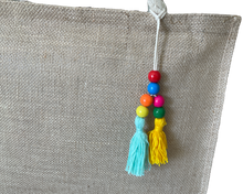 Carregar imagem no visualizador da galeria, Bolsa de Praia em Juta com Pingente - Ecológica, Resistente e Reutilizável | Ideal para Dias de Sol na Praia | 42cmx33cmx10cm