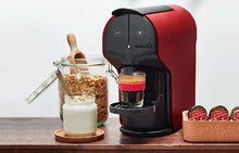 Załaduj obraz do przeglądarki galerii, Delta Q Cafeteira para cápsulas Delta Q Quick vermelha, para bebidas quentes e cafés, simples e prática, design elegante, fácil de usar, potência de 1200 W
