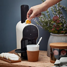 Załaduj obraz do przeglądarki galerii, Delta Q Cafeteira para cápsulas Delta Q Quick branca, para bebidas quentes e cafés, simples e prática - fácil de usar, potência de 1200 W, dimensões 116 x 257 x 350 mm
