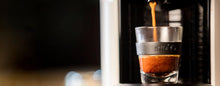 Załaduj obraz do przeglądarki galerii, Delta Q Cafeteira para cápsulas Delta Q Quick branca, para bebidas quentes e cafés, simples e prática - fácil de usar, potência de 1200 W, dimensões 116 x 257 x 350 mm
