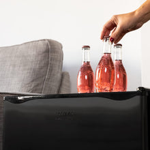 Carregar imagem no visualizador da galeria, Cecotec Nevera Pequeña Frigorífico Mini Minibar 46L GrandCooler 20000 SilentCompress Black E. Altura 48,7cm, 48 cm de Ancho, Bajo Consumo, Puerta Reversible, Funcionamiento Cíclico, Negro
