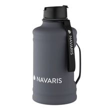 Carregar imagem no visualizador da galeria, Navaris Cantimplora de acero inoxidable - Botella de agua deportiva 2.2 L - Garrafa reutilizable con asa para gimnasio deporte camping - Gris oscuro
