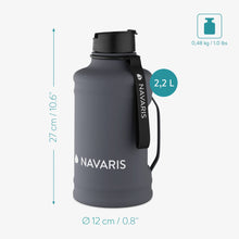 Carregar imagem no visualizador da galeria, Navaris Cantimplora de acero inoxidable - Botella de agua deportiva 2.2 L - Garrafa reutilizable con asa para gimnasio deporte camping - Gris oscuro
