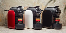 Laden Sie das Bild in den Galerie-Viewer.Delta Q - Qool Evolution Negra - Cafetera para Cápsulas Delta Q - Sencilla y Práctica - Diseño Elegante - Fácil de Usar - Potencia 1200 W - Dimensiones 152 x 281 x 374 mm
