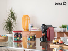 Carregar imagem no visualizador da galeria, Delta Q - Qool Evolution Roja - Cafetera para Cápsulas Delta Q - Sencilla y Practica - Diseño Elegante - Fácil de Usar - Potencia 1200 W - Dimensiones 152 x 281 x 374 mm [Clase de eficiencia energética A+]
