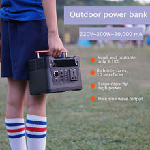 Carregar imagem no visualizador da galeria, HTDRE Generador portátil para Exteriores de 300 WH, estación de energía de Emergencia con inversor de CC y CA, Carga Mediante Panel Solar y Toma de Corriente para Camping.
