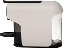 Załaduj obraz do przeglądarki galerii, Delta Q Cafeteira para cápsulas Delta Q Quick branca, para bebidas quentes e cafés, simples e prática - fácil de usar, potência de 1200 W, dimensões 116 x 257 x 350 mm
