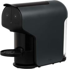 Cargar imagen en el visor de la galería, Delta Q Cafeteira para cápsulas Delta Q Quick preto, para bebidas quentes e cafés, simples e prática, design elegante, fácil de usar, potência de 1200 W
