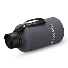 Carregar imagem no visualizador da galeria, Navaris Cantimplora de acero inoxidable - Botella de agua deportiva 2.2 L - Garrafa reutilizable con asa para gimnasio deporte camping - Gris oscuro
