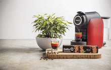 Carregar imagem no visualizador da galeria, Delta Q - Qool Evolution Roja - Cafetera para Cápsulas Delta Q - Sencilla y Practica - Diseño Elegante - Fácil de Usar - Potencia 1200 W - Dimensiones 152 x 281 x 374 mm [Clase de eficiencia energética A+]
