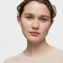 Carregar imagem no visualizador da galeria, TOUS Pendientes de Aro con Baño de Oro 18Kt sobre Plata para Mujer con Motivo de Oso y Cierre Criolla, Elegante y Versátil, Colección Basics
