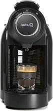 Laden Sie das Bild in den Galerie-Viewer.Delta Q - Qool Evolution Negra - Cafetera para Cápsulas Delta Q - Sencilla y Práctica - Diseño Elegante - Fácil de Usar - Potencia 1200 W - Dimensiones 152 x 281 x 374 mm

