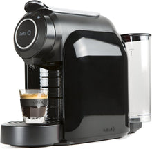 Laden Sie das Bild in den Galerie-Viewer.Delta Q - Qool Evolution Negra - Cafetera para Cápsulas Delta Q - Sencilla y Práctica - Diseño Elegante - Fácil de Usar - Potencia 1200 W - Dimensiones 152 x 281 x 374 mm
