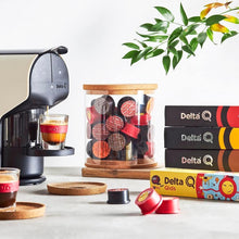 Załaduj obraz do przeglądarki galerii, Delta Q Cafeteira para cápsulas Delta Q Quick branca, para bebidas quentes e cafés, simples e prática - fácil de usar, potência de 1200 W, dimensões 116 x 257 x 350 mm
