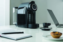 Laden Sie das Bild in den Galerie-Viewer.Delta Q - Qool Evolution Negra - Cafetera para Cápsulas Delta Q - Sencilla y Práctica - Diseño Elegante - Fácil de Usar - Potencia 1200 W - Dimensiones 152 x 281 x 374 mm

