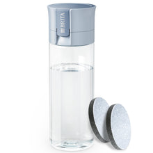 Carregar imagem no visualizador da galeria, BRITA Botella filtrante de agua modelo VITAL Azul Claro (600 ml) con 2 filtros MicroDisc, para hidratarse en cualquier lugar, elimina cloro, impurezas, hormonas y preserva minerales.
