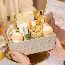 Carregar imagem no visualizador da galeria, SPA LUXETIQUE Regalo para novia – Juego de regalo de 12 piezas con aroma a vainilla con sales de baño, bombas de baño, gel de ducha, crema de manos, turbante con botón, set de regalo para Navidad, Día
