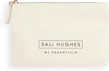 Carregar imagem no visualizador da galeria, Mini kit Revolution Skincare x Sali Hughes, tamanho de viagem, inclui limpeza, esfoliante, soro e creme hidratante, 3 x 10 ml, 1 x 30 ml
