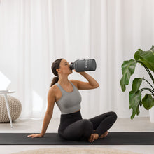 Carregar imagem no visualizador da galeria, Navaris Cantimplora de acero inoxidable - Botella de agua deportiva 2.2 L - Garrafa reutilizable con asa para gimnasio deporte camping - Gris oscuro
