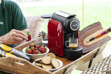 Carregar imagem no visualizador da galeria, Delta Q - Qool Evolution Roja - Cafetera para Cápsulas Delta Q - Sencilla y Practica - Diseño Elegante - Fácil de Usar - Potencia 1200 W - Dimensiones 152 x 281 x 374 mm [Clase de eficiencia energética A+]
