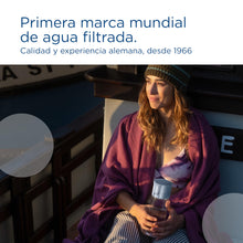 Carregar imagem no visualizador da galeria, BRITA Botella filtrante de agua modelo VITAL Azul Claro (600 ml) con 2 filtros MicroDisc, para hidratarse en cualquier lugar, elimina cloro, impurezas, hormonas y preserva minerales.
