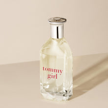 Carregar imagem no visualizador da galeria, Tommy Hilfiger – Tommy Girl Eau de Toilette – 100 ml – Perfume de Mujer – Fragancia Floral Frutal – Fragancia Floral Muy Fresca con Notas Frutales – Botella de Vidrio Transparente
