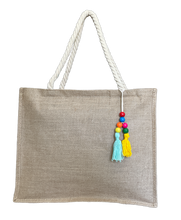 Carregar imagem no visualizador da galeria, Bolsa de Praia em Juta com Pingente - Ecológica, Resistente e Reutilizável | Ideal para Dias de Sol na Praia | 42cmx33cmx10cm
