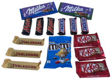 Carregar imagem no visualizador da galeria, Cesta de Chocolates Selecionados para Presentear em Grande Estilo - 15 Deliciosos Itens de Celebradas Marcas - Surpreenda em Datas Especiais com Essa Experiência Gourmet Inigualável
